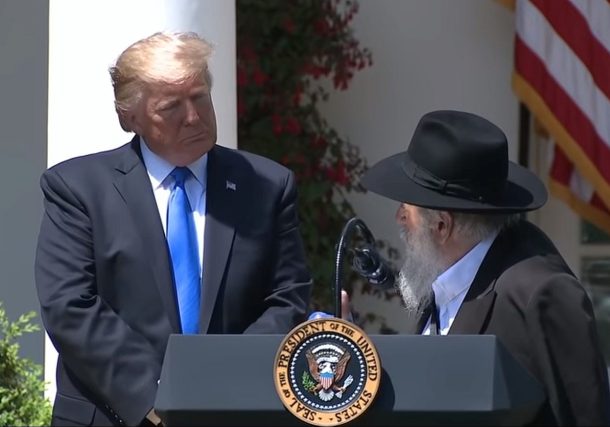 Trump se comunicó con el Rabino de la sinagoga de Poway
