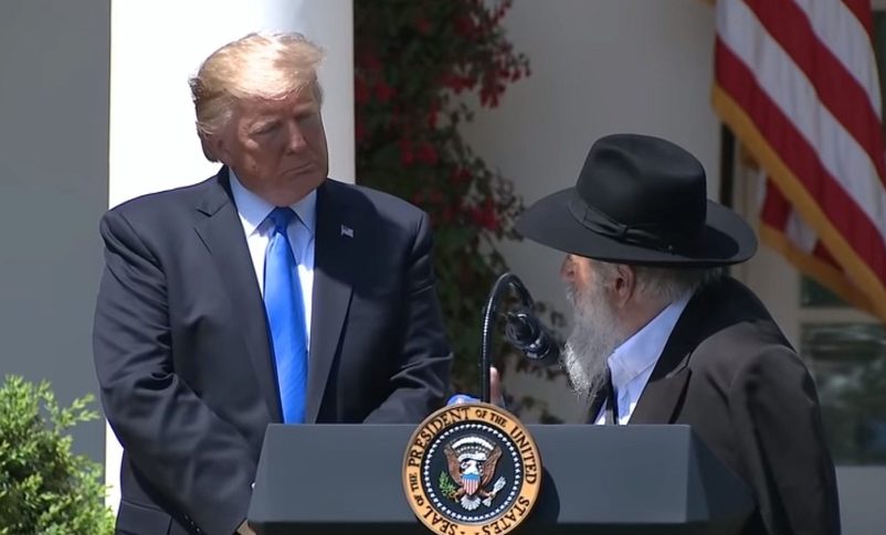 Trump se comunicó con el Rabino de la sinagoga de Poway