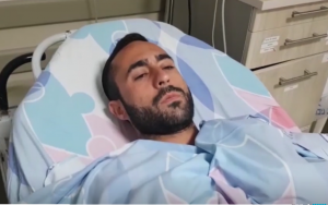 Elazar Hazut, quien fue herido por un rayo, habla a los periodistas desde la cama de su hospital en el centro médico de Barzilai 