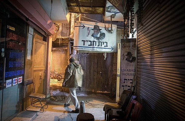 Una señal para Jabad en el bazar principal de Nueva Delhi, India, 12 de diciembre de 2016