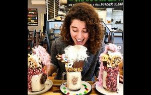 Aya Maasarwe retratada en un café de Melbourne