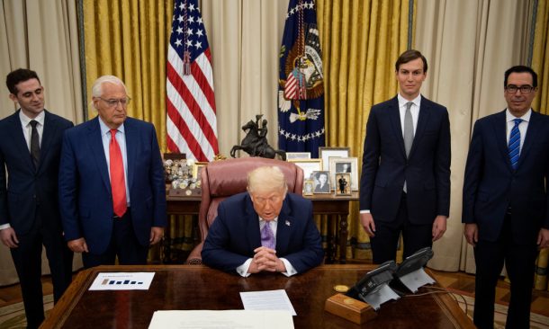 El embajador de Estados Unidos en Israel, David Friedman (segundo a la izquierda), el asesor sénior Jared Kushner (segundo a la derecha) y el secretario del Tesoro de los Estados Unidos, Steven Mnuchin (derecha), escuchan mientras el presidente de los Estados Unidos, Donald Trump, anuncia un acuerdo entre los Emiratos Árabes Unidos e Israel para normalizar las relaciones diplomáticas. lazos, la Casa Blanca el 13 de agosto de 2020, en Washington, DC. - Trump hizo el jueves el sorpresivo anuncio de un acuerdo de paz entre Israel y los Emiratos Árabes Unidos. La normalización de las relaciones entre los Emiratos Árabes Unidos e Israel es un "GRAN avance", tuiteó Trump, calificándolo de "Acuerdo de paz histórico entre nuestros dos GRANDES amigos".