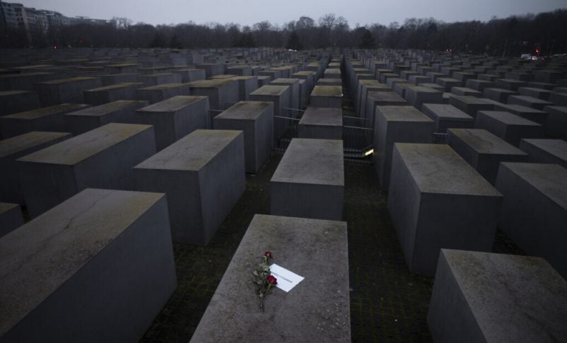 sobrevivientes conmemoran online el dia de las victimas de la shoa