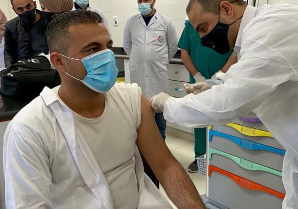 palestina comienza la vacunacion con vacunas israelies