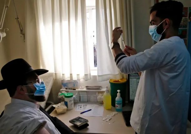 muere un hombre haredi debido a la desinformacion sobre las vacunas