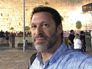 Ari Fuld, un ciudadano israelí-estadounidense de 45 años y padre de cuatro hijos, fue asesinado ayer cerca de Belén por un terrorista palestino. (Fuente de la imagen: Ari Fuld / Facebook)