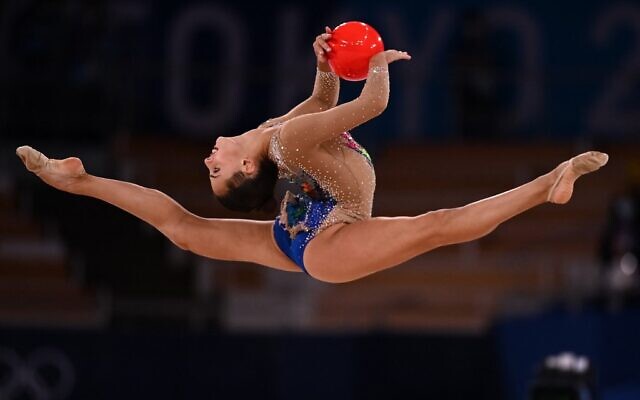 Tres campeonas olímpicas de gimnasia rítmica dan una clase magistral en  Monzón