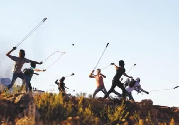Palestinos apedrean