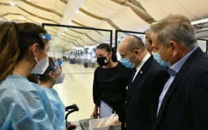 El ministro de Transporte, Merav Michaeli, el primer ministro Naftali Bennett y el ministro de Salud, Nitzan Horowitz, en un sitio de prueba de COVID en el aeropuerto Ben Gurion el 22 de junio de 2021 (Haim Zach / GPO)