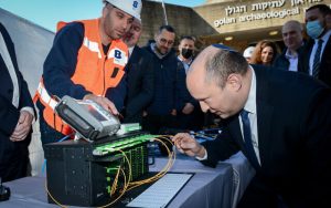 El primer ministro Naftali Bennett visitando Katzrin,