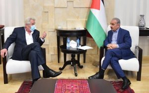 El enviado especial de Noruega para el proceso de paz en Oriente Medio, Tor Wennesland, a la izquierda. durante una reunión con el primer ministro de la Autoridad Palestina, Mohammed Shtayyeh, en Ramallah en junio de 2020 (WAFA)