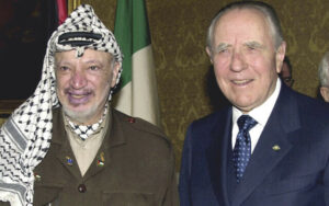 Yasser Arafat y el presidente Italiano