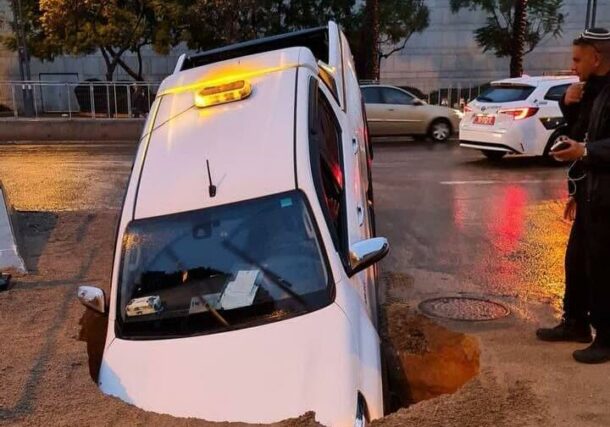 auto cayó a un pozo en Tel Aviv