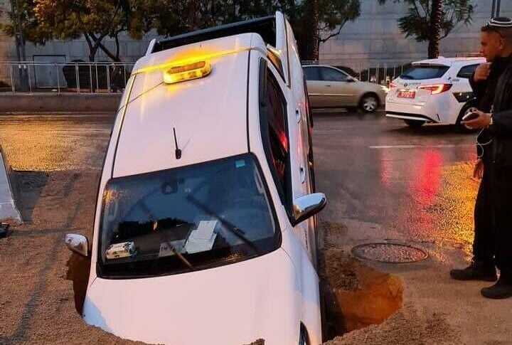 auto cayó a un pozo en Tel Aviv