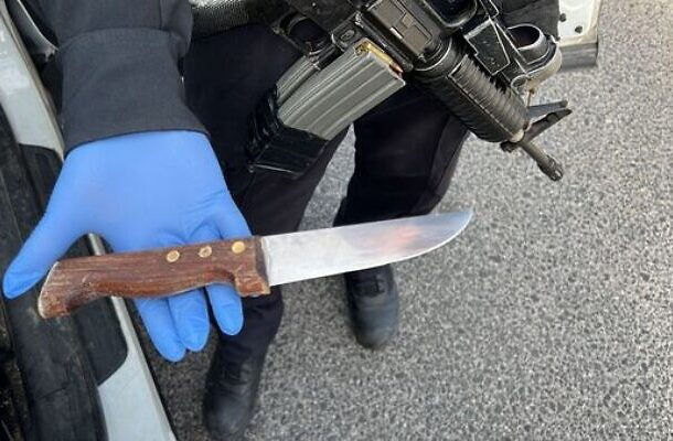 Un cuchillo que, según el ejército israelí, se usó en un intento de apuñalamiento en el cruce de Gitai Avishar en el norte de Cisjordania el 31 de diciembre de 2021 (Fuerzas de Defensa de Israel).