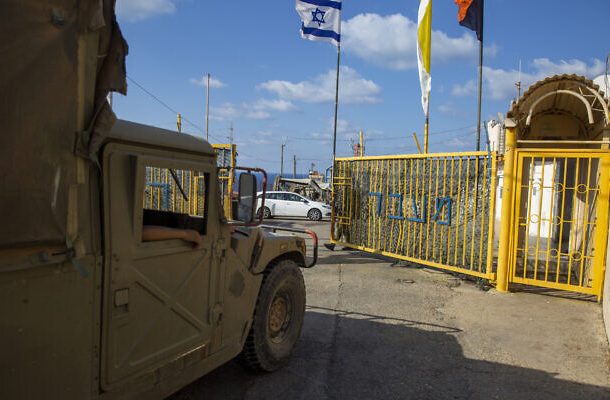 Un soldado israelí abre las puertas del cruce fronterizo de Rosh Hanikra entre Israel y el Líbano en el norte de Israel, el 14 de octubre de 2020 (Ariel Schalit / AP).