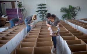 Los voluntarios preparan paquetes de alimentos para personas y familias necesitadas