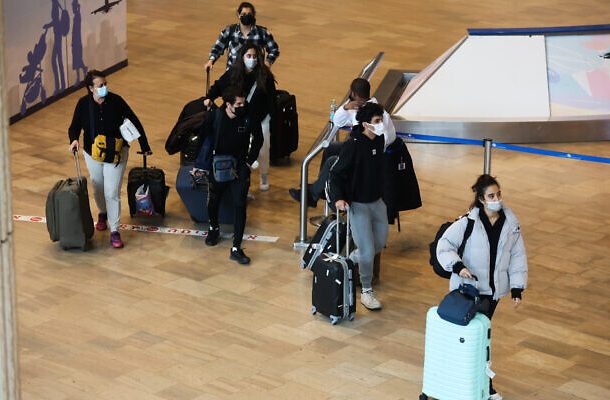 Los viajeros llegan al aeropuerto Ben Gurion el 22 de diciembre de 2021