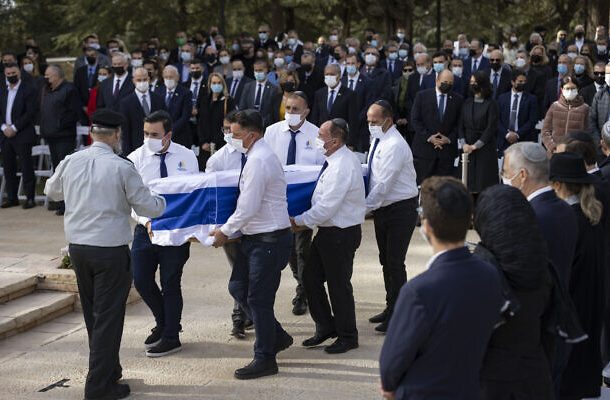 La gente lleva el ataúd de Aura Herzog, esposa del difunto presidente Chaim Herzog y madre del actual presidente Isaac Herzog, durante su funeral en el cementerio del Monte Herzl en Jerusalén el 12 de enero de 2022. (Olivier Fitoussi/Flash90)