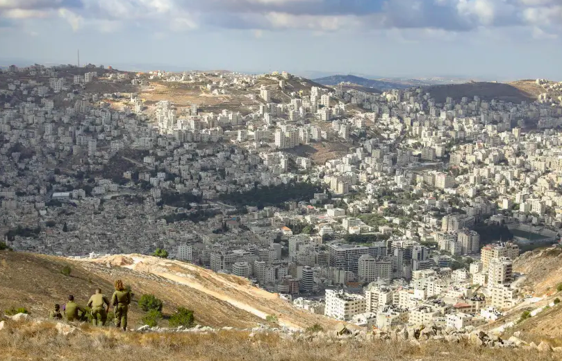 Soldados de las FDI inspeccionan Nablus desde el Monte Ebal (crédito: MARC ISRAEL SELLEM)