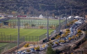 Los autos se alinean en un centro de pruebas COVID-19 en Jerusalén, el 3 de enero de 2022