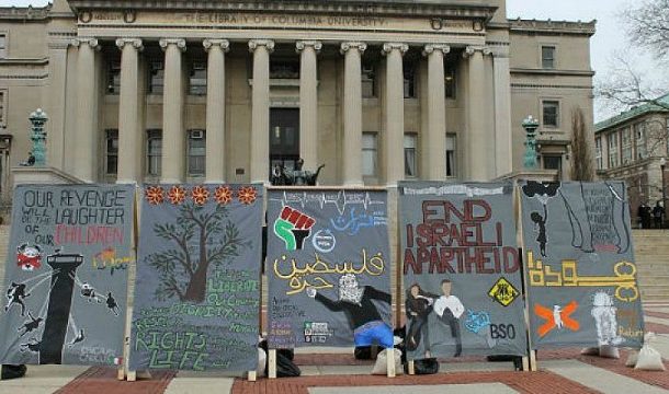 Un 'muro del apartheid' anti-Israel en exhibición en la Universidad de Columbia durante la Semana del Apartheid en 2017. Foto: Facebook.