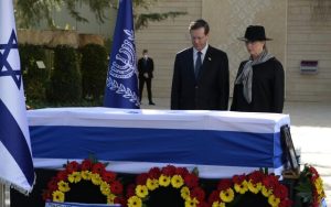 El presidente Isaac Herzog y su esposa Michal asisten al funeral de su madre Aura Herzog en el cementerio nacional del Monte Herzl en Jerusalén, el 12 de enero de 2022. (Amos Ben Gershom/GPO)