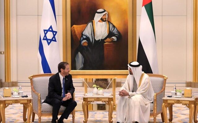 El presidente Isaac Herzog se reúne con el príncipe heredero de Abu Dabi, el jeque Mohammed bin Zayed Al Nahyan, el 30 de enero de 2022 (Amos Ben Gershom/GPO)