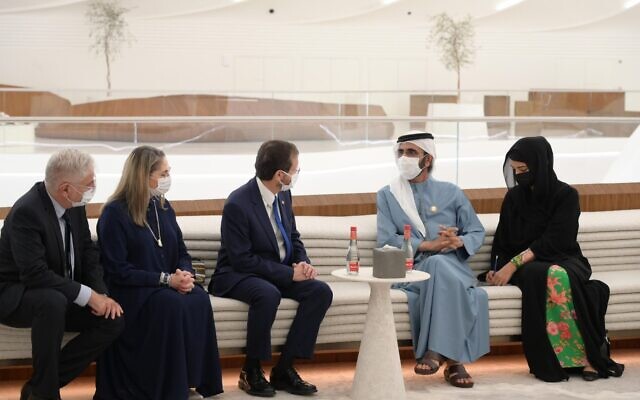El presidente Isaac Herzog y la primera dama Michal se reúnen con el gobernante de Dubái, el jeque Mohammed bin Rashid al-Maktoum, el 31 de enero de 2021 (Amos Ben Gershom/GPO)