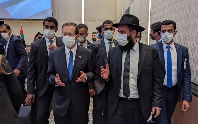 El presidente Isaac Herzog (L) habla con el rabino de los EAU Levi Duchman en Abu Dhabi, el 30 de enero de 2022. (EAU judío)