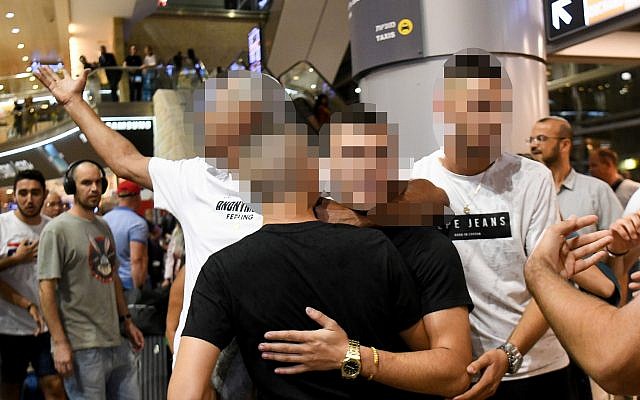 Adolescentes israelíes que fueron absueltos de acusaciones de violación en Chipre se reúnen con familiares en el aeropuerto Ben Gurión el 28 de julio de 2019. (Flash90)