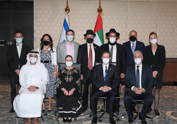 El presidente Isaac Herzog se reúne con representantes de la comunidad judía en los Emiratos Árabes Unidos, el 30 de enero de 2022. Fila superior (de derecha a izquierda): Yifat Turbiner, Steve Benchimol, el rabino Levi Duchman, el rabino Eli Abadi, Daniel Seal, Sarah Benchimol y Ross Kriel. Fila inferior (de derecha a izquierda): Embajador de Israel en los EAU Amir Hayek, Presidente Isaac Herzog, Primera Dama Michal Herzog, Embajador de los EAU en Israel Mohamed Al Khaja. (Amos Ben Gershom/GPO)