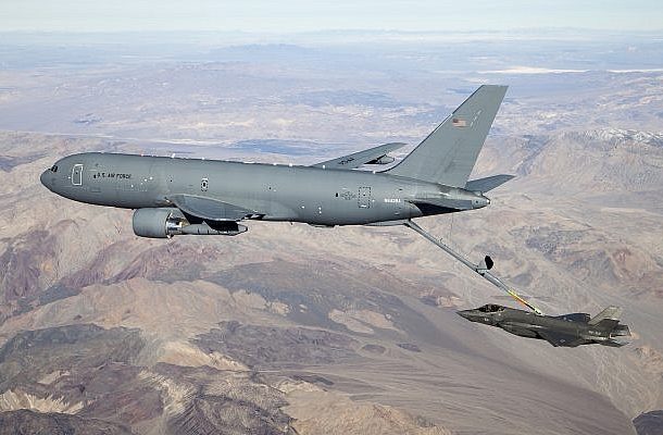 Un avión de reabastecimiento aéreo Boeing KC-46 Pegasus de la Fuerza Aérea de EE. UU. se conecta a un avión de combate F-35 sobre California, el 22 de enero de 2019. (Foto de la Fuerza Aérea de EE. UU. por Ethan Wagner)