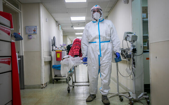El personal del hospital usa equipo de seguridad mientras trabaja en una sala de coronavirus del Centro Médico Kaplan en Rehovot, el 18 de enero de 2022. (Yossi Aloni/Flash90)