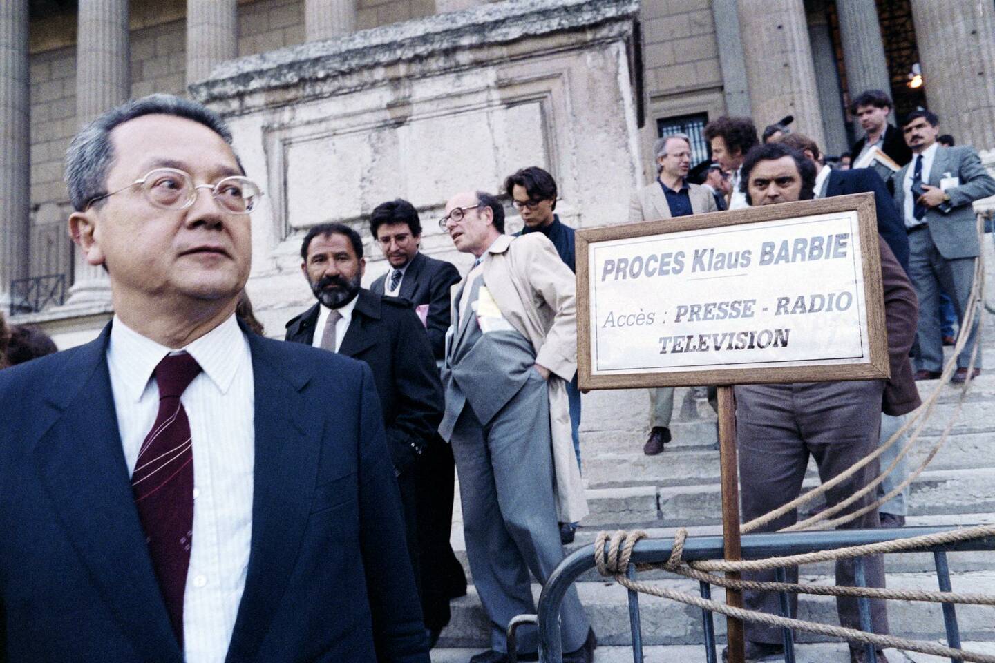 Jacques Vergès, abogado defensor en el juicio del exjefe de la Gestapo de Lyon Klaus Barbie, juzgado por crímenes de lesa humanidad, posa el 13 de mayo de 1987, en la escalinata del Palacio de Justicia de Lyon, durante la audiencia del tercer día del juicio. del exjefe de la Gestapo de Lyon. /FOTO AFP/- (AFP)