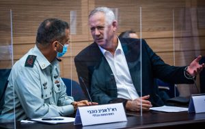 El Jefe de Estado Mayor de las FDI, Aviv Kohavi, a la izquierda, y el Ministro de Defensa, Benny Gantz, asisten a una reunión del Comité de Defensa y Asuntos Exteriores en la Knesset, el 19 de octubre de 2021. (Yonatan Sindel/Flash90)