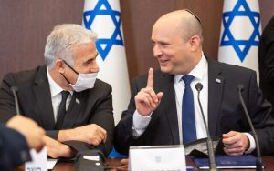 El primer ministro Naftali Bennett (derecha) habla con el ministro de Relaciones Exteriores, Yair Lapid