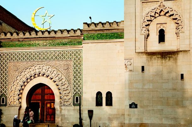 Francia cerró una mezquita acusada de incitar al odio