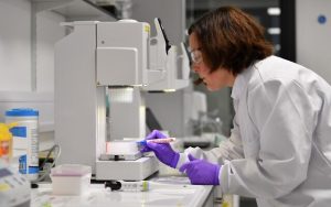 Científicos voluntarios procesan muestras tomadas de personas examinadas para detectar el nuevo coronavirus, en The Lighthouse Lab en Alderley Park en Cheshire, en el norte de Inglaterra, el 22 de abril de 2020 (Paul Ellis / AFP).