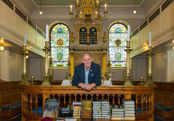 Jerry Sibley, el custodio de Plymouth shul, y la bimah en forma de bote