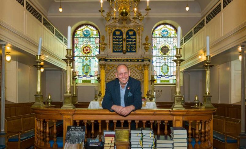 Jerry Sibley, el custodio de Plymouth shul, y la bimah en forma de bote