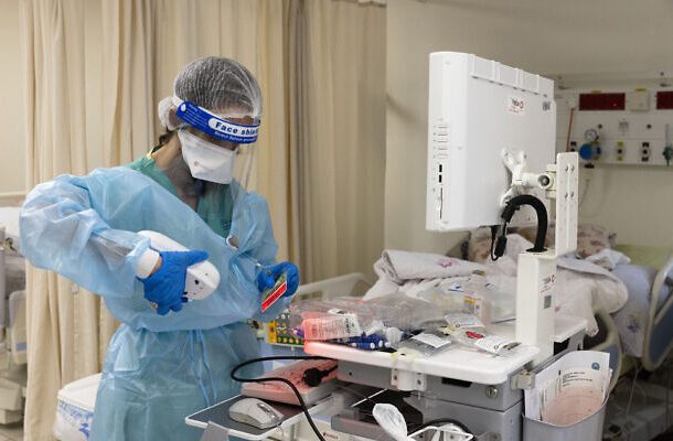 El personal médico de Shaare Zedek usa equipo de seguridad mientras trabaja en una sala de coronavirus del hospital en Jerusalén, 20 de enero de 2022. (Olivier Fitoussi/Flash90)