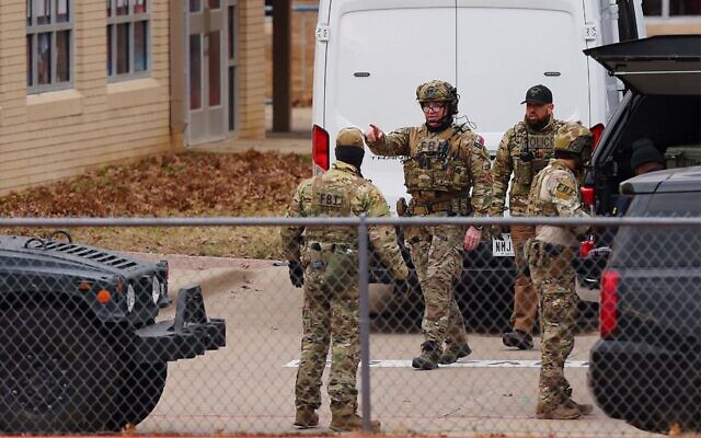 Los miembros del equipo SWAT se despliegan cerca de la Sinagoga de la Congregación Beth Israel durante una toma de rehenes en Colleyville, Texas, el 15 de enero de 2022. (Andy Jacobsohn/AFP)