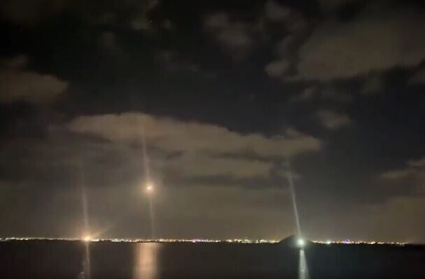 Se lanzan interceptores sobre Abu Dhabi en los Emiratos Árabes Unidos para atacar misiles entrantes