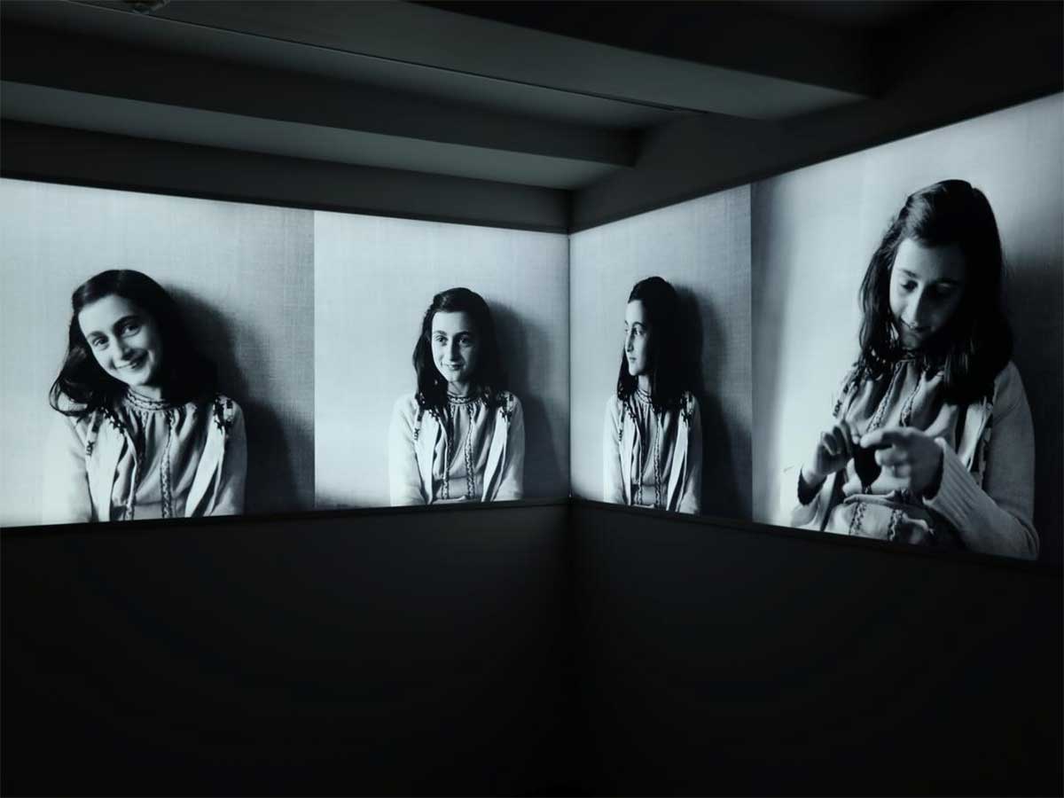 Las fotos de Ana Frank se ven en el museo de la Casa de Ana Frank en Ámsterdam, Países Bajos, el 21 de noviembre de 2018. (Crédito: REUTERS/EVA PLEVIER)
