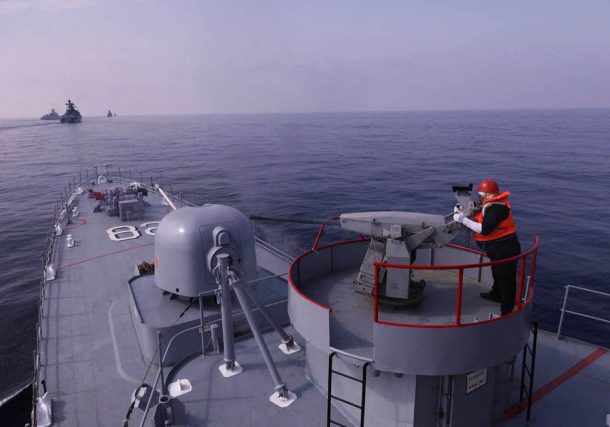 Un miembro de la armada iraní participa en un ejercicio naval conjunto de las armadas iraní, china y rusa en el norte del Océano Índico el 19 de enero de 2022. Fotografía tomada el 19 de enero de 2022. Ejército iraní/WANA (Agencia de Noticias de Asia Occidental) vía REUTERS