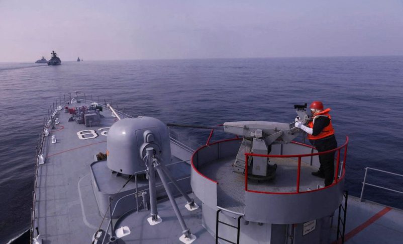 Un miembro de la armada iraní participa en un ejercicio naval conjunto de las armadas iraní, china y rusa en el norte del Océano Índico el 19 de enero de 2022. Fotografía tomada el 19 de enero de 2022. Ejército iraní/WANA (Agencia de Noticias de Asia Occidental) vía REUTERS