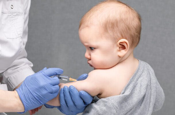 Imagen ilustrativa: un bebé recibe una vacuna de rutina (naumoid vía iStock by Getty Images)