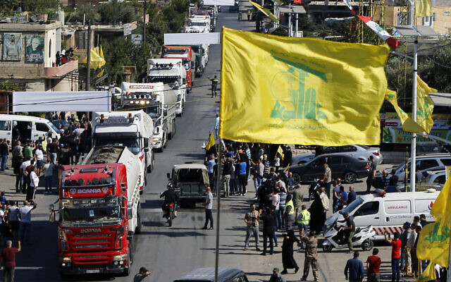 Un convoy de camiones cisterna que transportan diésel iraní a través de la frontera de Siria al Líbano llega a la ciudad oriental de al-Ain, Líbano, el 16 de septiembre de 2021. (AP Photo/Bilal Hussein)