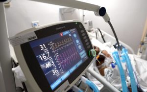 Un ventilador ayuda a un paciente con COVID-19 a respirar dentro de la Unidad de Coronavirus en un hospital de Houston, 6 de julio de 2020. (Foto AP / David J. Phillip, Archivo)